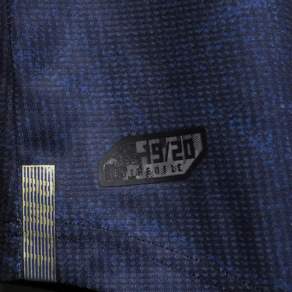 CAMISETA DE FUTBOL RETRO VERSIÓN JUGADOR REAL MADRID 2019/2020 RÉPLICA