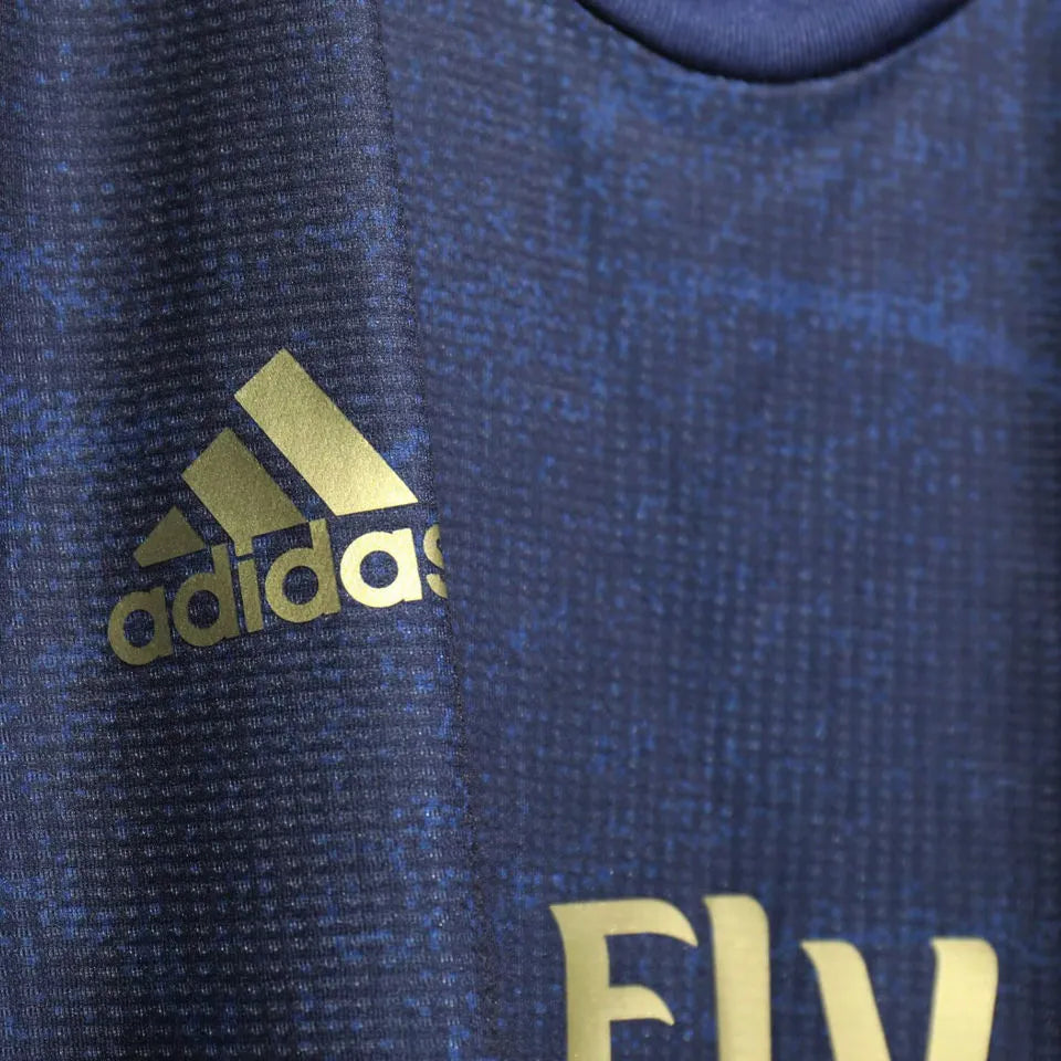CAMISETA DE FUTBOL RETRO VERSIÓN JUGADOR REAL MADRID 2019/2020 RÉPLICA