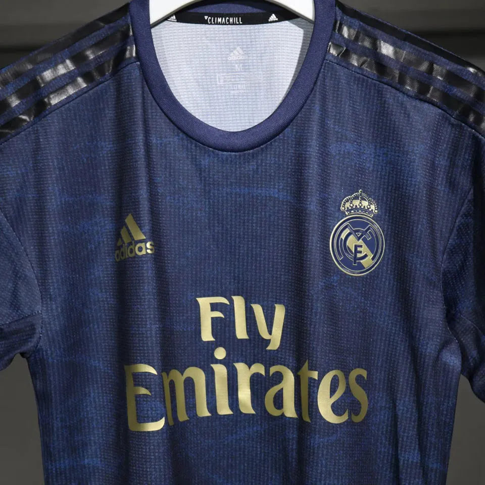 CAMISETA DE FUTBOL RETRO VERSIÓN JUGADOR REAL MADRID 2019/2020 RÉPLICA