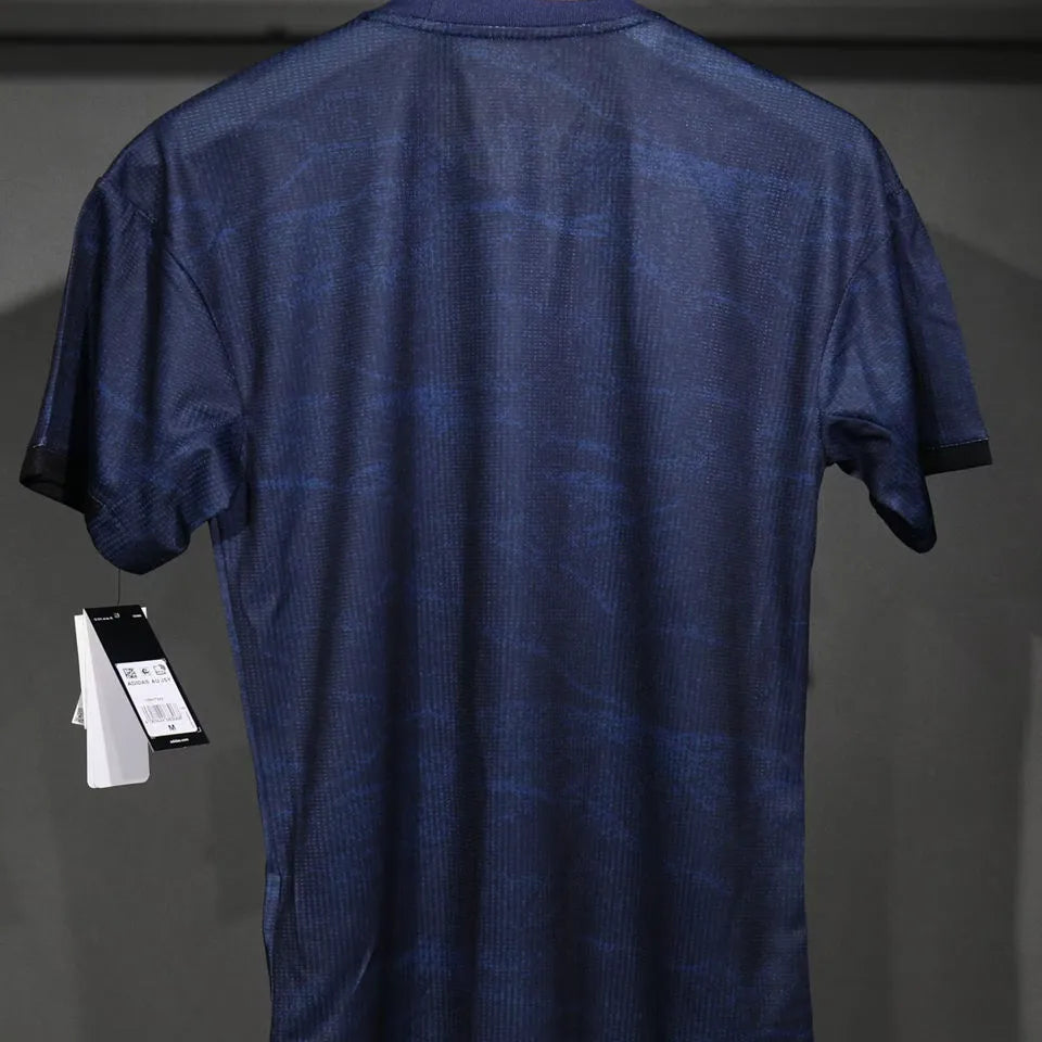 CAMISETA DE FUTBOL RETRO VERSIÓN JUGADOR REAL MADRID 2019/2020 RÉPLICA